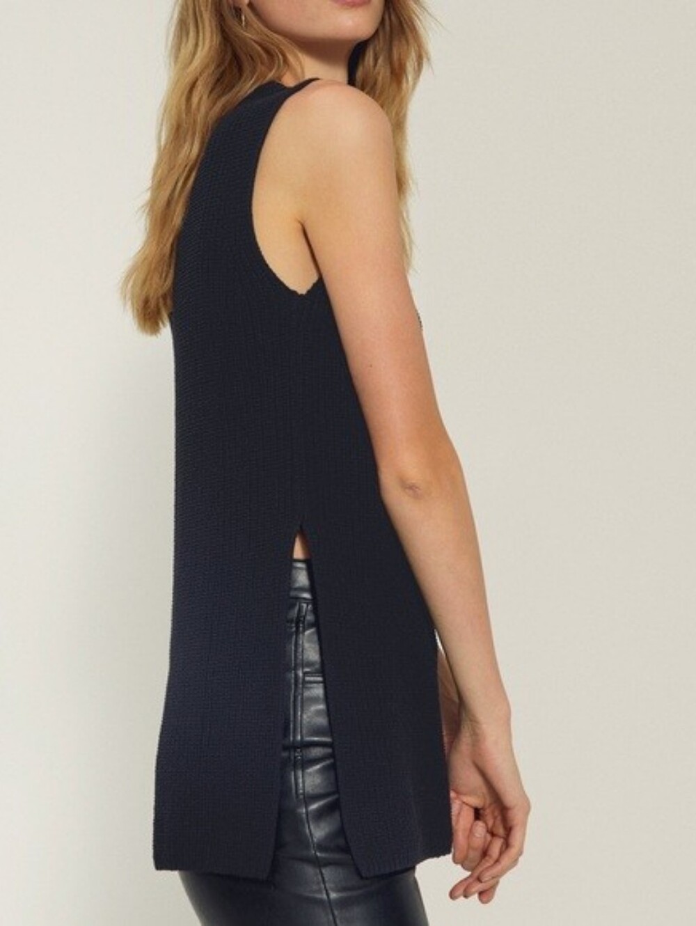 Aritzia Wilfred Palmier black ribbed knit side-slit sleeveless sweater vest top